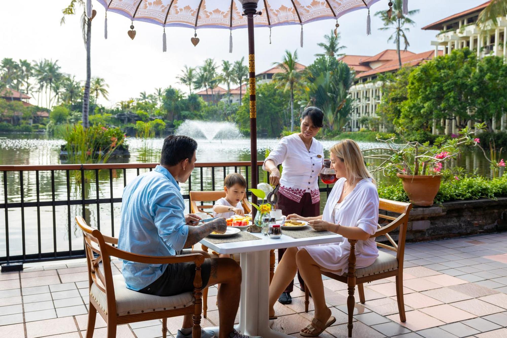 Ayodya Resort Bali Nusa Dua  Esterno foto Family dining at the hotel