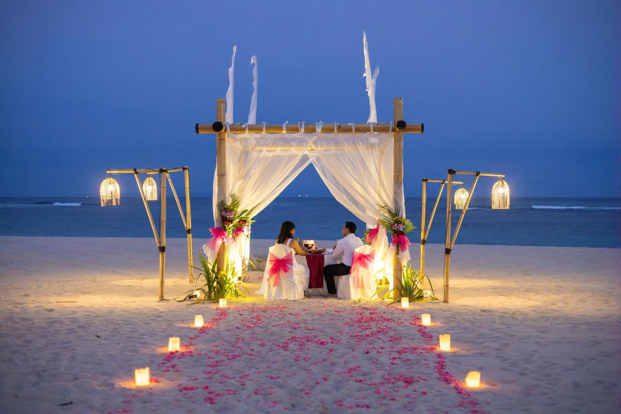 Ayodya Resort Bali Nusa Dua  Esterno foto A beachside wedding in Phuket, Thailand