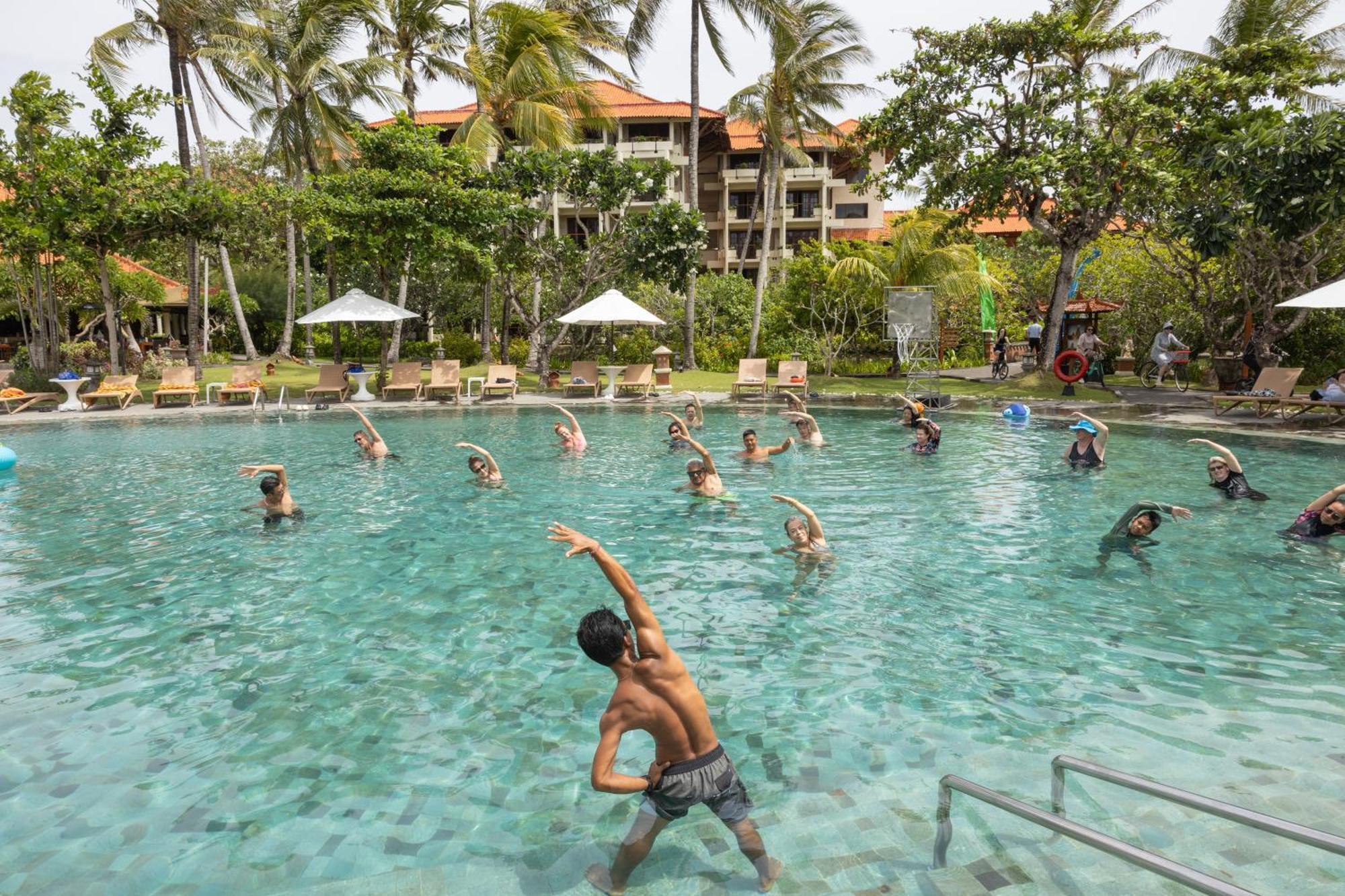 Ayodya Resort Bali Nusa Dua  Esterno foto A water aerobics class