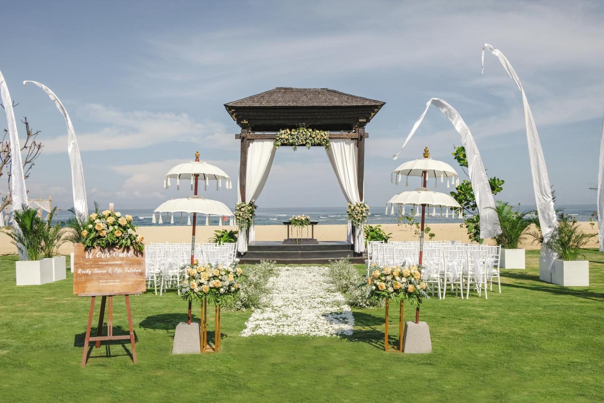 Ayodya Resort Bali Nusa Dua  Esterno foto A beach wedding in Bali, Indonesia