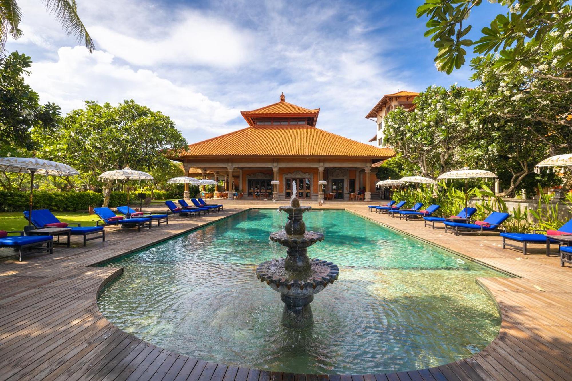 Ayodya Resort Bali Nusa Dua  Esterno foto The swimming pool at the hotel