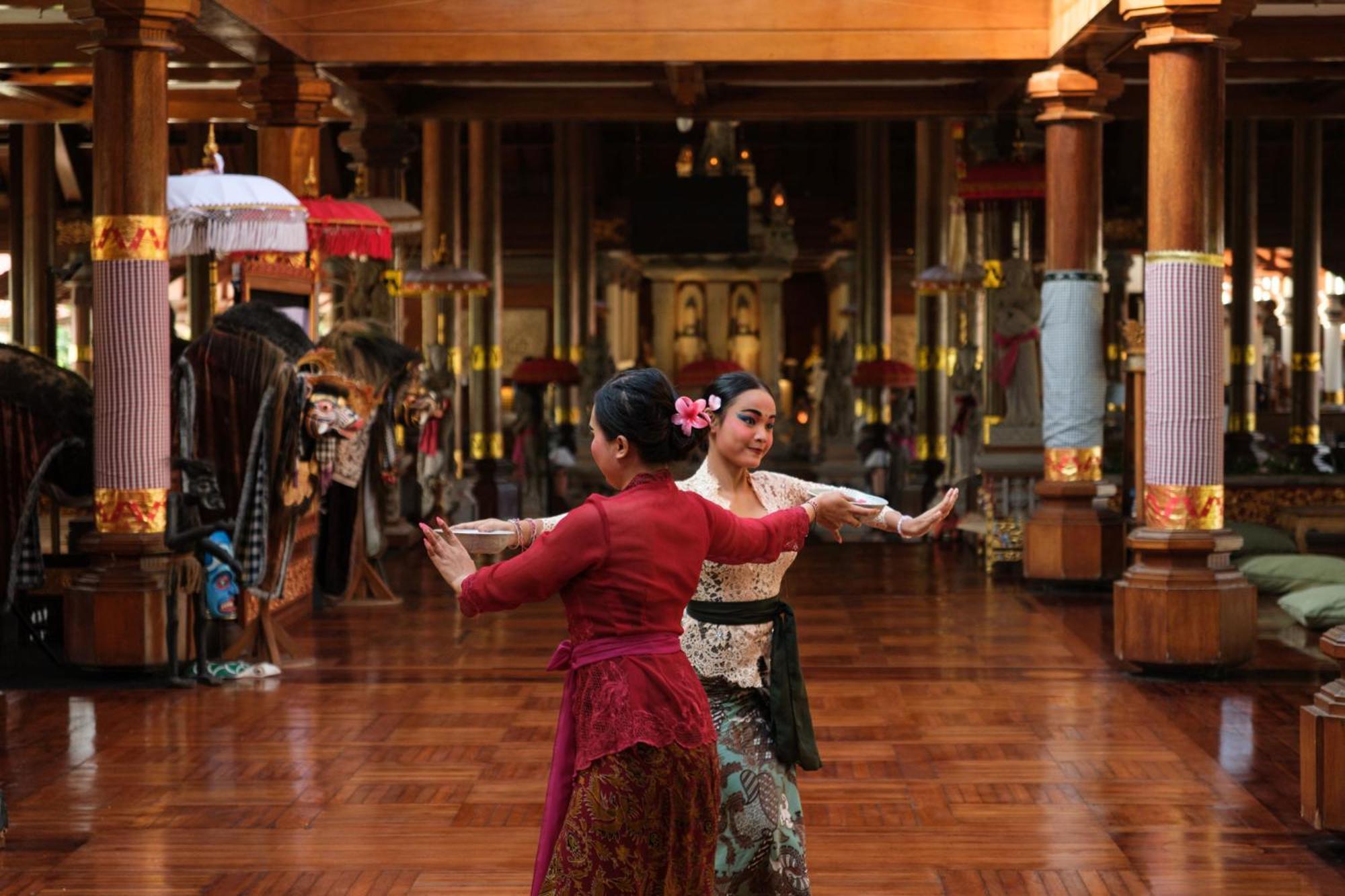 Ayodya Resort Bali Nusa Dua  Esterno foto A traditional Javanese dance